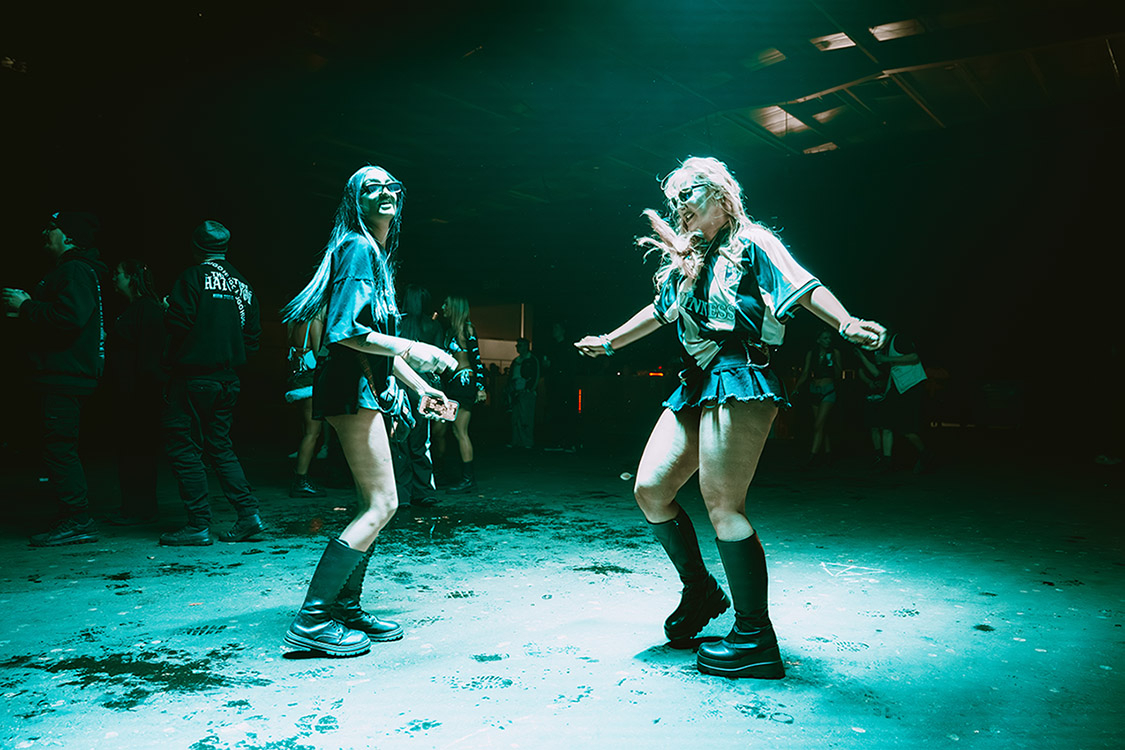 2 DANCERS